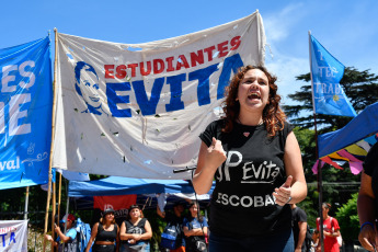 Buenos Aires, Argentina.- En las fotos tomadas el 22 de febrero del 2024, organizaciones sociales, movimientos estudiantiles y sindicatos, realizaron una manifestación frente al Ministerio de Educación Nacional (Plaza Pizzurno) en reclamo de kits escolares. Además lanzaron una gran campaña de solidaridad juntando útiles escolares y zapatillas, en todos los barrios, escuelas y facultades.