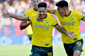 Buenos Aires, Argentina.- En las fotos tomadas el 14 de febrero del 2024, Tigre enfrenta a Defensa y Justicia, en la continuidad de la zona B de la Copa de la Liga Profesional de Fútbol (LPF), en el estadio José Dellagiovana. Tigre perdió 1-0 contra Defensa y Justicia, con un gol de Nicolás "Uvita" Fernández a los 32 minutos del segundo tiempo. Con este resultado, el "Halcón" llegó a las 10 unidades en el torneo y quedó a tres del lóder, Godoy Cruz.