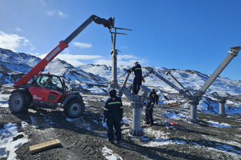 Antártida.- En las fotos tomadas el 21 de febrero del 2024, autoridades construyen en la base Petrel sus instalaciones más modernas de la Antártida. La Comisión Nacional de Energía Atómica (CNEA) anunció que instalará un cuarto sistema fotovoltaico en la Antártida. La cuarta instalación será en un refugio ubicado en Isla Vega, que se utiliza para estudios de glaciología y fue inaugurado el año pasado. En el continente ya están en funcionamiento las instalaciones que se pusieron en las bases Carlini y Marambio y en el refugio Elefante y proyectan sumar más.