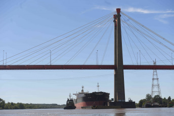 Entre Rios, Argentina.- In the photos taken on February 2, 2024, a concessionaire company carries out the operation to remove the damaged ship on the Miter Bridge of the Zárate-Brazo Largo Railway Complex, with a work group made up of 30 people. Five days after the cargo ship crashed into the Zárate-Brazo Largo bridge, over the waters of the Paraná River, the ship was removed from the scene.