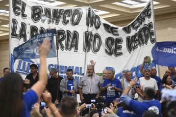 Buenos Aires, Argentina.- En las fotos tomadas el 20 de febrero del 2024, Bancarios y Corriente Federal de Trabajadores se manifestaron en rechazo a una eventual privatización del banco y emitieron un comunicado en el que expresaron que "la sociedad le dijo que no a la venta de las empresas públicas".