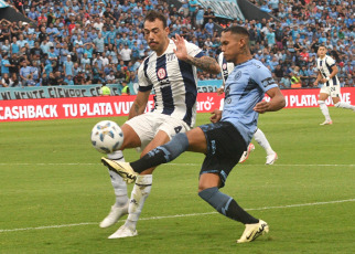 Córdoba, Argentina.- The photograph taken on February 24, 2024 in Córdoba, Argentina, shows moments of the match played between Talleres and Belgrano de Córdoba, at the Julio César Villagra stadium. On the seventh date, where all the classics are played, the Córdoba teams tied 2 to 2. Talleres' goals were scored by Sosa (31') and Martínez (48'). Belgrano's goals were scored by Reyna (1') and Meriano (37').