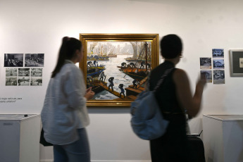 Buenos Aires, Argentina.- En la foto tomada el 24 de febrero de 2024,documentos, un video que recorre parte de la profusa obra mural, fotografías, entrevistas y obras son parte de la recién inaugurada exposición "Filantropía" en El Obrador de Buenos Aires, una propuesta curatorial que posa su mirada sobre la dimensión social de Benito Quinquela Martín, el gran artista de La Boca que supo plasmar en sus obras el puerto, el trabajo y sus reflejos, al tiempo que proyectó, donó terrenos y obras para escuelas, un hospital odontológico y un teatro como culminación de su larga vida.Buenos Aires, Argentina.- En la foto tomada el 24 de febrero de 2024,documentos, un video que recorre parte de la profusa obra mural, fotografías, entrevistas y obras son parte de la recién inaugurada exposición "Filantropía" en El Obrador de Buenos Aires, una propuesta curatorial que posa su mirada sobre la dimensión social de Benito Quinquela Martín, el gran artista de La Boca que supo plasmar en sus obras el puerto, el trabajo y sus reflejos, al tiempo que proyectó, donó terrenos y obras para escuelas, un hospital odontológico y un teatro como culminación de su larga vida.