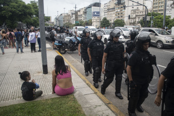 Buenos Aires, Argentina.- En las fotos tomadas el 23 de febrero del 2024, organizaciones sociales iniciaron una jornada nacional de protesta en reclamo de "alimentos". La nueva jornada de protesta, se realiza "con 500 cortes" de rutas en todo el país y en los accesos a la ciudad de Buenos Aires, para reclamar por asistencia alimentaria para comedores y merenderos comunitarios, entre otras demandas.