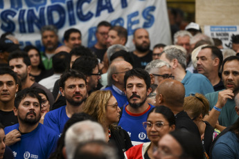 Buenos Aires, Argentina.- En las fotos tomadas el 20 de febrero del 2024, Bancarios y Corriente Federal de Trabajadores se manifestaron en rechazo a una eventual privatización del banco y emitieron un comunicado en el que expresaron que "la sociedad le dijo que no a la venta de las empresas públicas".