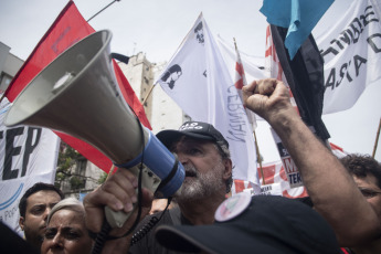 Buenos Aires, Argentina.- En las fotos tomadas el 23 de febrero del 2024, organizaciones sociales iniciaron una jornada nacional de protesta en reclamo de "alimentos". La nueva jornada de protesta, se realiza "con 500 cortes" de rutas en todo el país y en los accesos a la ciudad de Buenos Aires, para reclamar por asistencia alimentaria para comedores y merenderos comunitarios, entre otras demandas.