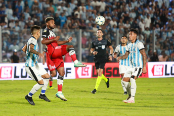 Tucumán, Argentina.- En las fotos tomadas el 14 de febrero del 2024, durante el partido entre Atlético Tucumán y River Plate en un partido por la quinta fecha de la Zona A de la Copa de la Liga Profesional de Fútbol de Primera División en el estadio José Fierro. River Plate igualó como visitante ante Atlético Tucumán 0 a 0.