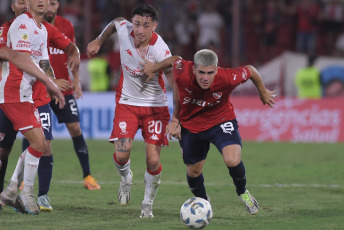 Buenos Aires, Argentina.- In the photos taken on February 8, 2024, during the match between Huracán and Independiente at the Tomás Adolfo Ducó stadium, for the fourth day of the Professional League Cup. Independiente drew 0-0 with Huracán. Independiente lost two points and is third in Zone A. While Huracán scored again after two defeats.