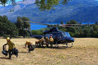 Patagonia, Argentina.- En las fotos tomadas el 13 de febrero del 2024, muestra el incendio forestal que afecta el Parque Nacional Los Alerces. El incendio en el Parque Nacional Los Alerces continúa activo con una superficie total afectada de 8.205 hectáreas, se informó. Esta catástrofe ha movilizado a 437 personas para trabajar en el operativo.