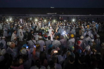 Mar del Plata, Argentina.- En las fotos tomadas el 4 de febrero del 2024, una multitud participa de la fiesta religiosa cultural y turística en la costa marplatense para homenajear a la mae Iemanjá y celebrar los 40 años de su realización en esta ciudad, además de los 25 consecutivos en la Playa Popular II. Como cada primer domingo de febrero y con una asistencia que se calcula en más de 15 mil personas, Mar del Plata fue escenario de la celebración que honra a la orixá africanista y rinde honor a la cultura y la Diversidad.