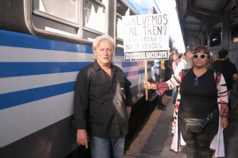 Buenos Aires, Argentina.- En las fotos tomadas el 15 de febrero del 2024, dirigentes de la Izquierda Socialista (IS) y de un sector de la Unión Ferroviaria realizaron una manifestación, para denunciar que el Gobierno nacional "se sigue ensañando contra el servicio ferroviario" para lo cual organizaron una movilización, denominada "el Tren de la Resistencia", que unirá las localidades bonaerenses de Merlo y Marcos Paz, con la consigna "salvemos al tren".