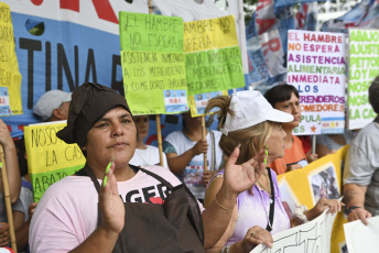 Buenos Aires, Argentina.- In the photos taken on February 7, 2024, cooks and coordinators of community kitchens belonging to various social organizations started a new "national day of protest" called "Cooks against hunger" in different parts of the country, in demand of food assistance for community soup kitchens and picnic areas.