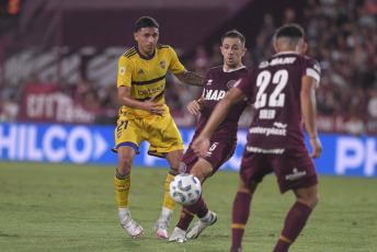 Buenos Aires, Argentina.- En las fotos tomadas el 18 de febrero del 2024, durante el partido Boca vs. Lanús, por el Grupo B de la Copa de la Liga en La Fortaleza. Lanús derrotó 2-1 a Boca Juniors y le arrebató el invicto de cara al Superclásico del próximo domingo en el Monumental. Con la derrota, Boca quedó séptimo en la Zona B y se las verá con River en el Monumental, en la fecha de clásicos de la Copa de la Liga.