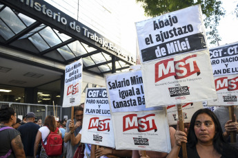 Buenos Aires, Argentina.- En las fotos tomadas el 15 de febrero del 2024, organizaciones sociales se concentraron frente a la sede de la Secretaría de Trabajo de la Nación, en reclamo de "un salario mínimo igual a la canasta básica" y la asistencia alimentaria para comedores y merenderos de todo el país, mientras se llevaba a cabo la reunión del Consejo del Salario Mínimo.