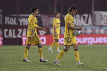 Buenos Aires, Argentina.- En las fotos tomadas el 18 de febrero del 2024, durante el partido Boca vs. Lanús, por el Grupo B de la Copa de la Liga en La Fortaleza. Lanús derrotó 2-1 a Boca Juniors y le arrebató el invicto de cara al Superclásico del próximo domingo en el Monumental. Con la derrota, Boca quedó séptimo en la Zona B y se las verá con River en el Monumental, en la fecha de clásicos de la Copa de la Liga.