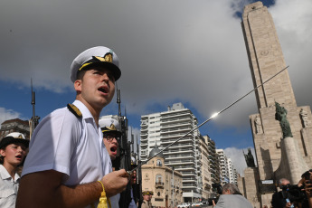 Rosario, Argentina.- En las fotos tomadas el 27 de febrero del 2024, el Intendente Pablo Javkin encabezó el acto de conmemoración del 212° aniversario del primer izamiento de la Bandera Nacional, enarbolada por primera vez en Rosario, a orillas del río Paraná por el General Manuel Belgrano.