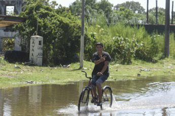 Buenos Aires, Argentina.- En las fotos tomadas el 13 de febrero del 2024, muestra calles inundadas tras la crecida el Río de la Plata. El Servicio de Hidrografía Naval (SHN) actualizó el alerta por crecida del Río de la Plata en la Ciudad de Buenos Aires y las zonas costeras del norte y del sur del conurbano bonaerense, donde se registrarán alturas superiores a los 2.30 metros, a la vez que permanece vigente otro alerta para la costa atlántica, entre Mar del Plata y San Clemente del Tuyú.