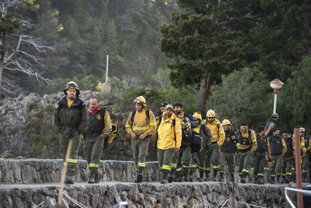 Patagonia, Argentina.- In the photos taken on February 15, 2024, fire departments fight forest fires in the Nahuel Huapi National Park, 30 kilometers from Bariloche. More than a week after the fire started, some 600 hectares of native forest on the southern coast of the Tristeza Arm of Lake Nahuel Huapi have already been affected, according to official information.