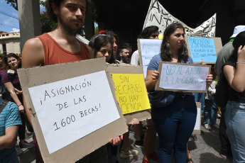 Buenos Aires, Argentina.- In the photos taken on February 14, 2024, hundreds of scientists, researchers and scholarship holders gathered on the esplanade of the Scientific Pole to demand the continuity of 1,600 Conicet scholarships and assured that they will "make noise" until the board of directors of said organization receives them and gives them a response.