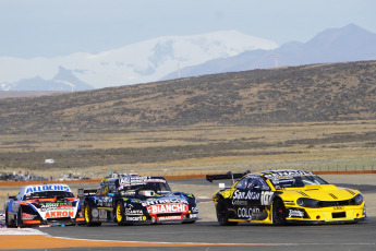 El Calafate, Argentina.- En la foto tomada el 25 de febrero de 2024, el debutante sanjuanino Tobías Martínez (Torino NG) terminó heredando la victoria y se adjudicó esta tarde la final de la primera fecha del campeonato de Turismo Carretera (TC) de automovilismo desarrollada en la localidad de El Calafate, provincia de Santa Cruz, en una carrera por momentos caótica y de múltiples alternativas cambiantes.