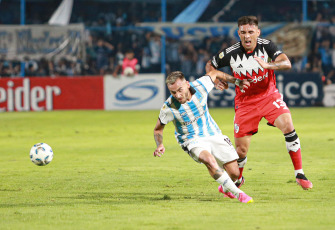 Tucumán, Argentina.- En las fotos tomadas el 14 de febrero del 2024, durante el partido entre Atlético Tucumán y River Plate en un partido por la quinta fecha de la Zona A de la Copa de la Liga Profesional de Fútbol de Primera División en el estadio José Fierro. River Plate igualó como visitante ante Atlético Tucumán 0 a 0.