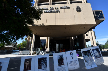 Córdoba, Argentina.- En las fotos tomadas el 21 de febrero del 2024, el Tribunal Oral Federal 2 (TOF2) de la ciudad de Córdoba comenzó un nuevo proceso de enjuiciamiento en contra de siete acusados por delitos de lesa humanidad, la mayoría expolicías de la provincia, que son acusados por crímenes cometidos entre 1978 y 1979, durante la última dictadura militar, informaron desde esa jurisdicción judicial.