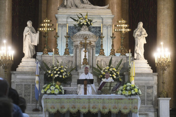 Buenos Aires, Argentina.- En las fotos tomadas el 9 de febrero del 2024, durante la misa celebrada en la Basílica de La Piedad, por Monseñor Rubén Frassia y el parroco Raúl Laurenzena. La canonización de Mama Antula, se llevará a cabo el domingo el papa Francisco en la basílica de San Pedro transformándola en la primera santa de Argentina.