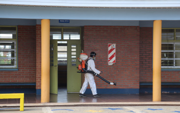 Posadas, Argentina.- En las fotos tomadas el 27 de febrero del 2024, muestra el operativo contra el dengue que se lleva a cabo en las escuelas de Posadas a través de los organismos municipales. El operativo, incluye la limpieza, desmalezado y fumigación con el objetivo de garantizar seguridad ante el inicio del ciclo lectivo 2024.