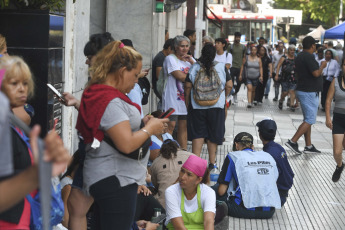 Buenos Aires, Argentina.- En las fotos tomadas el 5 de febrero del 2024, organizaciones sociales nucleadas en la Unión de Trabajadores y Trabajadoras de la Economía Popular (UTEP) realizaron una protesta denominada la "fila del hambre" para pedir asistencia alimentaria para los comedores comunitarios, en tanto el Gobierno pidió hacer el reclamo por los "canales oficiales".