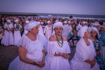 Mar del Plata, Argentina.- En las fotos tomadas el 4 de febrero del 2024, una multitud participa de la fiesta religiosa cultural y turística en la costa marplatense para homenajear a la mae Iemanjá y celebrar los 40 años de su realización en esta ciudad, además de los 25 consecutivos en la Playa Popular II. Como cada primer domingo de febrero y con una asistencia que se calcula en más de 15 mil personas, Mar del Plata fue escenario de la celebración que honra a la orixá africanista y rinde honor a la cultura y la Diversidad.