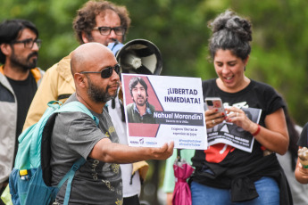 Jujuy, Argentina.- En las fotos tomadas el 26 de febrero del 2024, los dos hombres detenidos por replicar en redes sociales posteos de tono irónicos sobre el exgobernador de Jujuy Gerardo Morales y su esposa, recuperaron su libertad al dictarse el cese de la prisión preventiva que padecieron los últimos 60 días en un penal de la capital provincial, informaron fuentes judiciales.