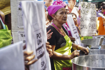 Buenos Aires, Argentina.- En las fotos tomadas el 1 de febrero del 2024, la Unión de Trabajadores y Trabajadoras de la Economía Popular (UTEP) realizan una nueva jornada nacional de "ollas vacías" bajo la consigna "La única necesidad y urgencia es el hambre". La Cámara de Diputados continúa la sesión especial en la que buscará aprobar el proyecto de ley "Bases y Puntos de Partida para la Libertad de los Argentinos", impulsado por el Gobierno nacional.