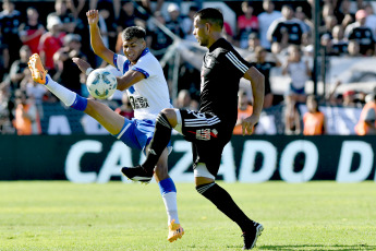 Buenos Aires, Argentina.- In the photos taken on February 15, 2024, during the match between Deportivo Riestra and Vélez Sarsfield, in the continuity of the fifth date of zone A of the Professional League Cup at the Guillermo Laza Stadium . Vélez triumphed against Riestra 2-1. Fortín achieved its second consecutive victory in the tournament, while Malevo remains without a win and is in last place in its area with one point.