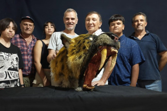 Buenos Aires, Argentina.- En las fotos tomadas el 27 de febrero del 2024, un equipo del Museo Paleontológico de San Pedro encontró en el norte de esa ciudad una pieza ósea perteneciente a la mano de un "tigre dientes de sable", un hallazgo sin precedentes para la zona que permite probar que este felino considerado un "depredador top en su época" habitó en la provincia de Buenos Aires.