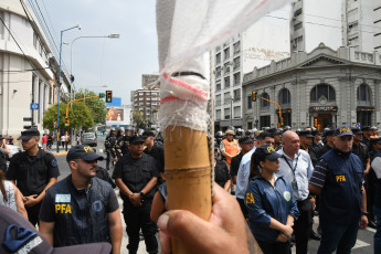 Buenos Aires, Argentina.- En las fotos tomadas el 8 de febrero del 2024, un grupo de manifestantes, pertenecientes a los movimientos sociales nucleados en la Unidad Piquetera (UP), se concentran en la Plaza Alsina de la localidad bonaerense de Avellaneda, con intenciones de llegar al Puente Pueyrredón, en reclamo de asistencia alimenticia para los comedores comunitarios.