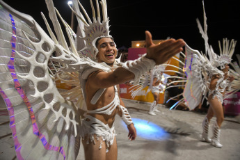 Gualeguaychú, Argentina.- En las fotos tomadas el 1 de febrero del 2024, muestra la nueva edición del carnaval de Gualeguaychú, que comenzó el 6 de enero y se extiende hasta el 24 de febrero. Cuatro comparsas recorrieron los 500 metros de pasarela al aire libre desplegados a lo largo de la antigua estación de tren, convertida ahora en el corsódromo Jose Luis Gestro, y se disputan el premio a la mejor del año.