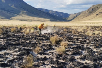 Rio Negro, Argentina.- In photos taken on February 12, 2024, a fire, started by lightning, was controlled within the Nahuel Huapi National Park and Reserve, the National Parks Administration reported. Meanwhile, the brigade members are still fighting to control the fire in the Tristeza arm of the Nahuel Huapi National Park, which has been going on for six days and affects about 600 hectares.