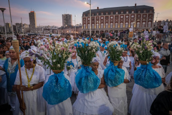 Mar del Plata, Argentina.- En las fotos tomadas el 4 de febrero del 2024, una multitud participa de la fiesta religiosa cultural y turística en la costa marplatense para homenajear a la mae Iemanjá y celebrar los 40 años de su realización en esta ciudad, además de los 25 consecutivos en la Playa Popular II. Como cada primer domingo de febrero y con una asistencia que se calcula en más de 15 mil personas, Mar del Plata fue escenario de la celebración que honra a la orixá africanista y rinde honor a la cultura y la Diversidad.