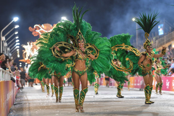 Gualeguaychú, Argentina.- The photos taken on February 1, 2024 show the new edition of the Gualeguaychú carnival, which began on January 6 and runs until February 24. Four troupes walked the 500 meters of open-air walkway along the old train station, now converted into the Jose Luis Gestro corsódromo, and competed for the award for best of the year.