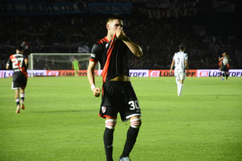 Santa Fe, Argentina.- En las fotos tomadas el 7 de febrero del 2024, River Plate enfrenta a Excursionistas, que milita en la Primera B, por los 32avos. de final de la Copa Argentina en el estadio Brigadier General Estanislao López de Santa Fe. Con goles de Borja, Mastantuono y Ruberto, River Plate venció 3-0 a Excursionistas y avanzó en la Copa Argentina.