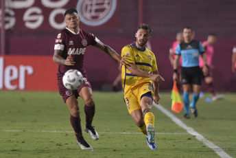 Buenos Aires, Argentina.- En las fotos tomadas el 18 de febrero del 2024, durante el partido Boca vs. Lanús, por el Grupo B de la Copa de la Liga en La Fortaleza. Lanús derrotó 2-1 a Boca Juniors y le arrebató el invicto de cara al Superclásico del próximo domingo en el Monumental. Con la derrota, Boca quedó séptimo en la Zona B y se las verá con River en el Monumental, en la fecha de clásicos de la Copa de la Liga.