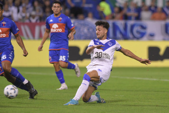 Buenos Aires, Argentina.- In the photos taken on February 26, 2024, during the match between Vélez Sarsfield and Tigre in a match corresponding to date 7 of the League Cup at the José Amalfitani stadium. Vélez Sarsfield tied Tigre 2-2. Vélez is eighth in Zone A of the tournament, while Tigre is last in Group B and has not yet won in the competition.