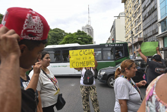 Buenos Aires, Argentina.- En las fotos tomadas el 7 de febrero del 2024, cocineras y coordinadoras de comedores comunitarios pertenecientes a diversas organizaciones sociales iniciaron una nueva "jornada nacional de protesta" denominada "Cocineras contra el hambre" en distintos puntos del país, en reclamo de asistencia alimentaria para comedores y merenderos comunitarios.