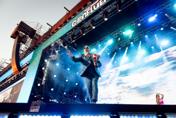 Neuquén, Argentina.- En las fotos tomadas el 12 de febrero del 2024, cerca de 300 mil espectadores asisten a la undécima edición de la Fiesta Nacional de la Confluencia, en Neuquén, con artistas como el rapero Dillom y la banda de cumbia La Delio Valdez (foto).