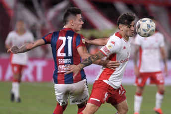 Buenos Aires, Argentina.- En la fotografía tomada el 24 de febrero de 2024 en Ciudad Autónoma de Buenos Aires en el Estadio Tomás Adolfo Ducó, se observan escenas del partido disputado entre Huracán y San Lorenzo. El resultado del partido fue 0 a 0, en la fecha 7 de la Liga Profesional de Fútbol argentino.