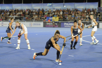 Santiago del Estero, Argentina.- En la foto tomada el 16 de febrero de 2024, en el Estadio Provincial de Hockey de la Ciudad de Santiago del Estero se enfrenta el seleccionado argentino femenino, Las Leonas, con su par de Alemania por una nueva fecha de la competencia. Las Leonas derrotaron a Alemania por 3 a 1, gracias a los tantos de María Campoy, a los 23 y Eugenia Trinchinetti, a los 33'. A los 49' Nike Lorenz descontó para las germanas y a tres del cierre, Agustiona Gorzelany puso cifras definitivas.