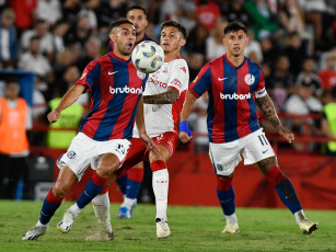 Buenos Aires, Argentina.- In the photograph taken on February 24, 2024 in the Autonomous City of Buenos Aires at the Tomás Adolfo Ducó Stadium, scenes from the match played between Huracán and San Lorenzo can be seen. The result of the match was 0 to 0, on date 7 of the Argentine Professional Football League.