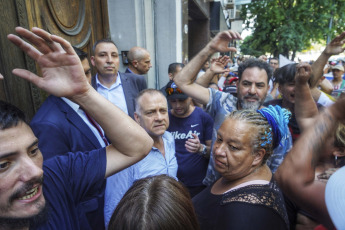 Buenos Aires, Argentina.- En las fotos tomadas el 1 de febrero del 2024, la Unión de Trabajadores y Trabajadoras de la Economía Popular (UTEP) realizan una nueva jornada nacional de "ollas vacías" bajo la consigna "La única necesidad y urgencia es el hambre". La Cámara de Diputados continúa la sesión especial en la que buscará aprobar el proyecto de ley "Bases y Puntos de Partida para la Libertad de los Argentinos", impulsado por el Gobierno nacional.