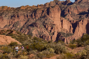 San Luis, Argentina.- En las fotos tomadas el 1 de febrero del 2024, el Parque Nacional Sierras de las Quijadas (PNSQ), en San Luis, comunicó el cierre de acceso al público hasta el sábado debido a la ola de calor que afecta a la provincia. Argentina atraviesa una ola de calor, con alerta por temperaturas muy elevadas en la zona oeste del país y también en el sur de la provincia de Buenos Aires. "Desde el norte de Patagonia hasta el norte de Argentina habrá temperaturas máximas entre los 35 y 42 grados celsius y temperaturas mínimas entre los 22 y 26 grados celsius", informó el Servicio Meteorológico Nacional (SMN).