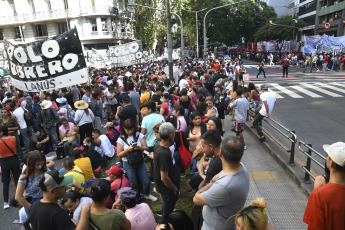 Buenos Aires, Argentina.- En las fotos tomadas el 15 de febrero del 2024, organizaciones sociales se concentraron frente a la sede de la Secretaría de Trabajo de la Nación, en reclamo de "un salario mínimo igual a la canasta básica" y la asistencia alimentaria para comedores y merenderos de todo el país, mientras se llevaba a cabo la reunión del Consejo del Salario Mínimo.